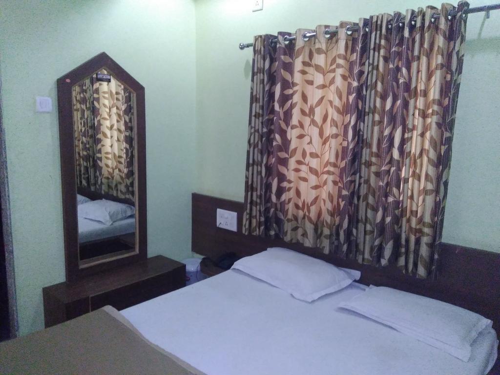 Sri Sai Sannidhi Hotel Sirdi Kültér fotó