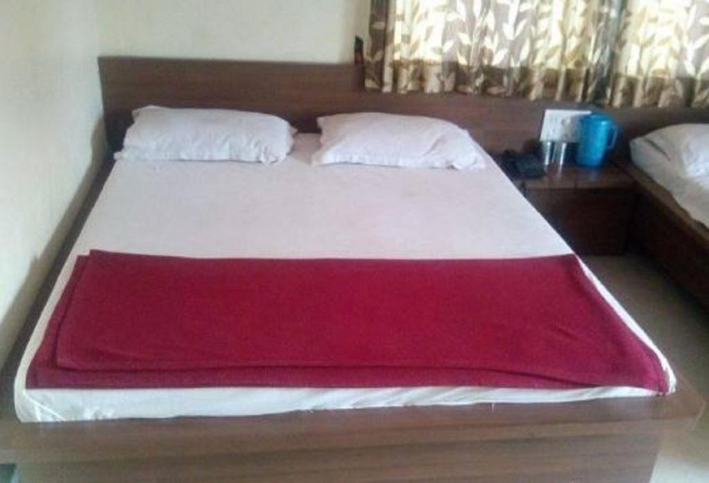 Sri Sai Sannidhi Hotel Sirdi Kültér fotó