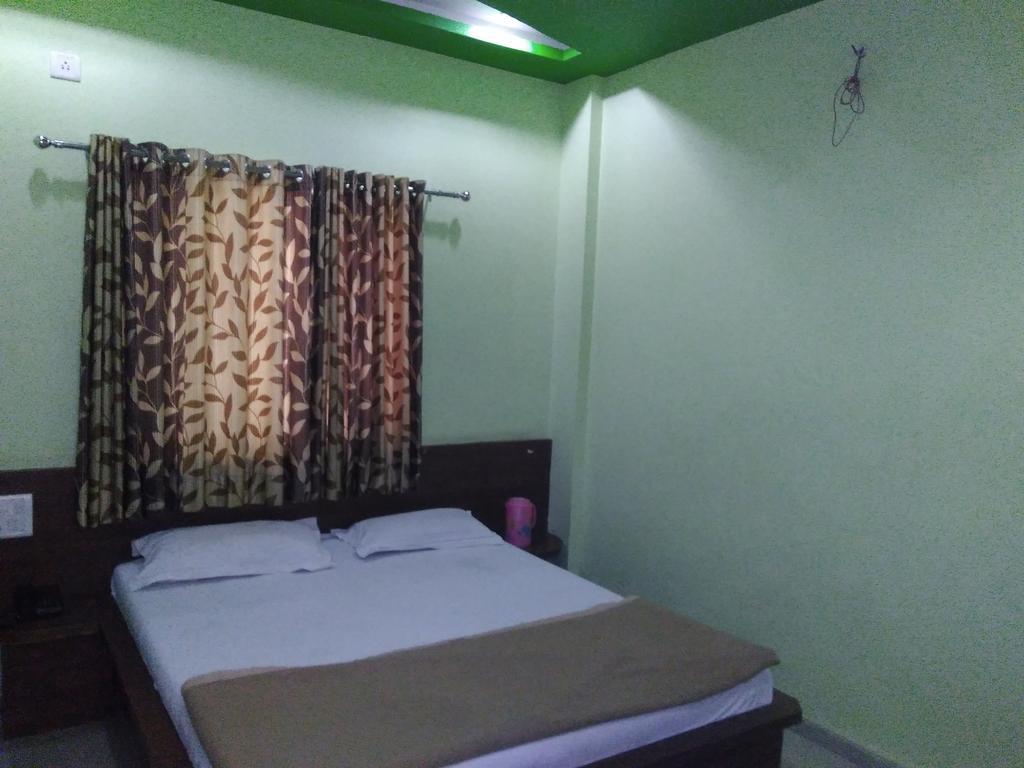 Sri Sai Sannidhi Hotel Sirdi Kültér fotó